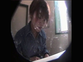 都内某所の飲食店トイレ排泄盗撮スパイカメラ映像4時間34人　サンプル画像20